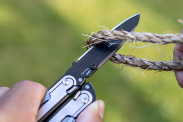 Leatherman ARC magnacut blade cutting through cord