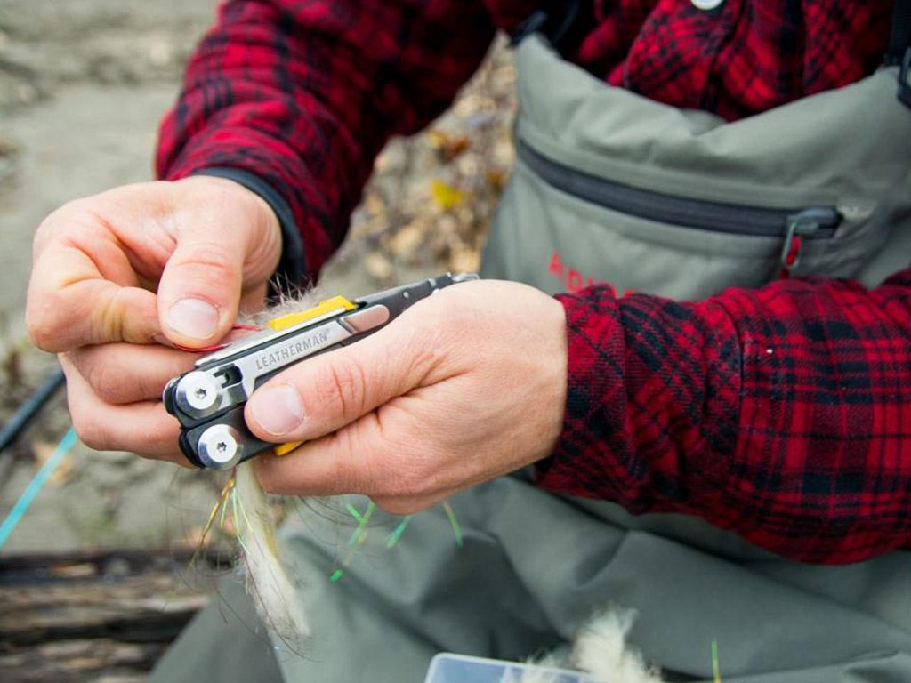 fisherman fixing hook with leatherman tool