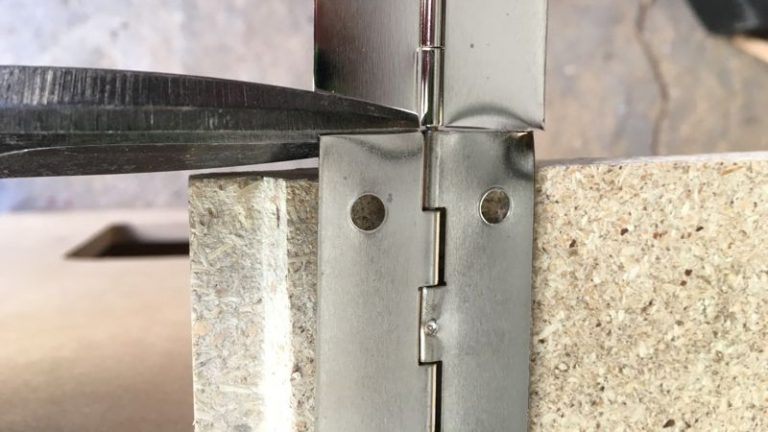 Can I cut a piano hinge to size?